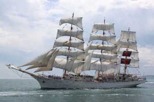 das Vollschiff Dar Mlodziezy kommt nach Bremerhaven